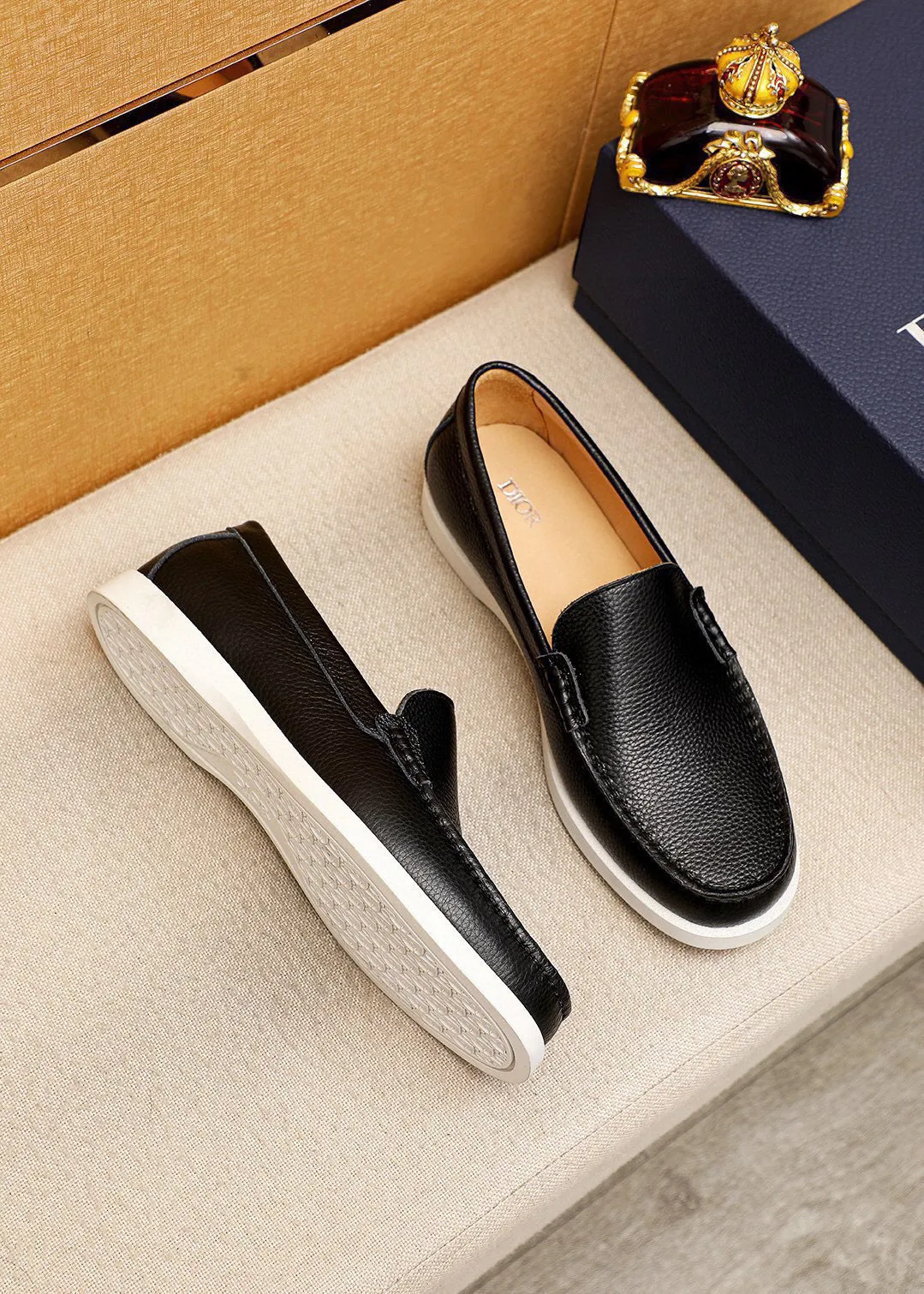 Men's shoes 💰460 💐 Product trademark: Dior "Dior" casual leather shoes Regular size: 38-44 (45.46.47🉑️customized) Product materials: Selected first-layer lychee calfskin upper imported from Italy, imported water-dyed 🐂 cowhide lining. Strong three-dimensional visual effect, rubber outsole Color: 3⃣️colors available
